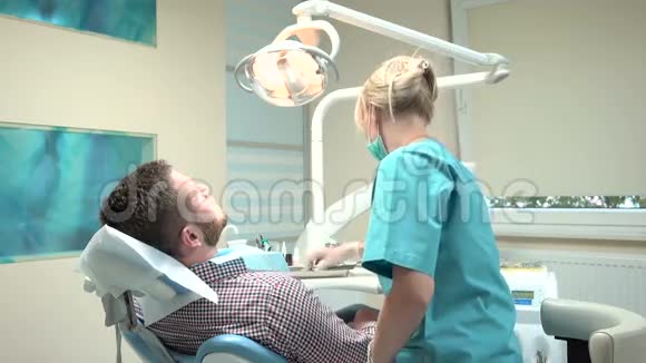 牙科诊所的女牙医钻牙术视频的预览图
