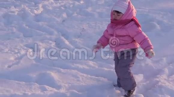 在雪地里玩耍的小孩子视频的预览图