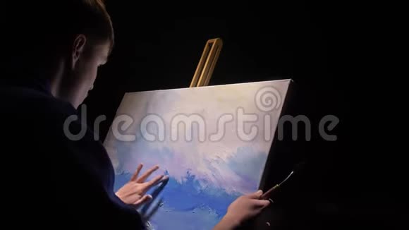 艺术家复制主义绘画海景与船在海洋工匠装饰师用丙烯酸油画在蓝色的海面上视频的预览图