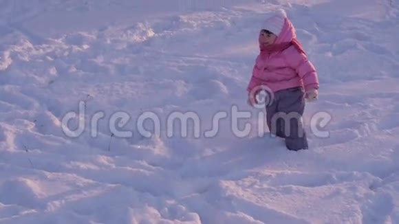 在雪地里玩耍的小孩子视频的预览图