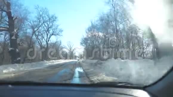 汽车在冬天的路上下雪恶劣天气下危险的汽车交通冬季恶劣天气下的道路视频的预览图