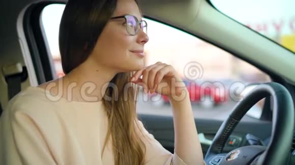 一个戴眼镜的漂亮女孩在车里的肖像视频的预览图