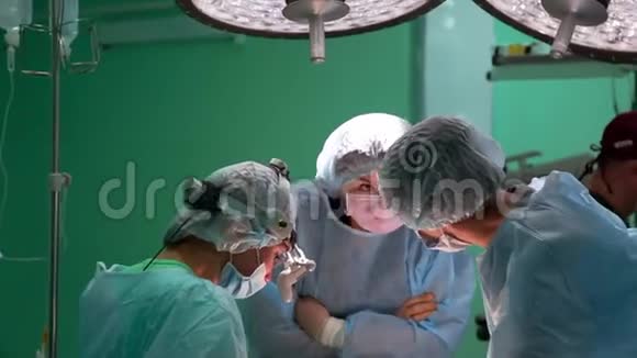 外科医生和外科团队在医院手术室对乳房进行整容手术乳房视频的预览图