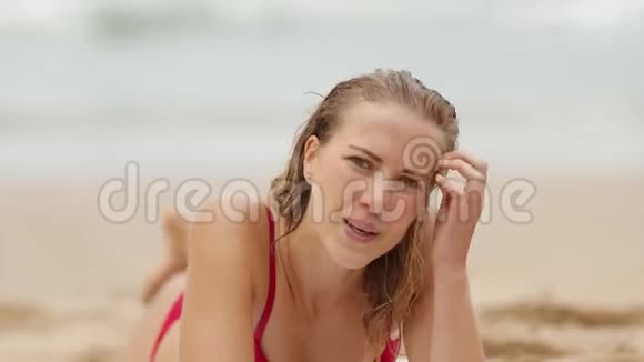 美丽的女人在海边为照相机摆姿势视频的预览图
