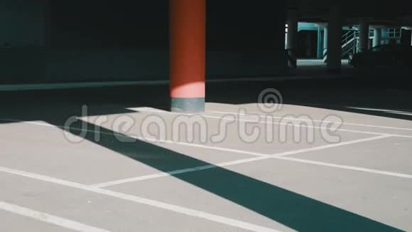 地下停车场视频的预览图