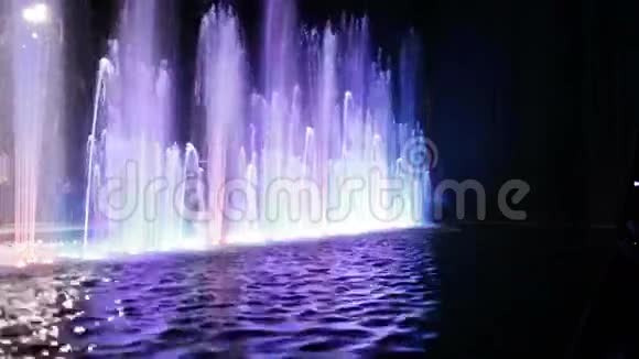 五颜六色的喷泉和水面视频的预览图