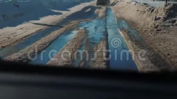 汽车在冬天的路上下雪恶劣天气下危险的汽车交通恶劣天气下的生活方式道路视频的预览图