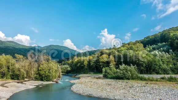 美丽的时光在山景的背景中流逝视频的预览图