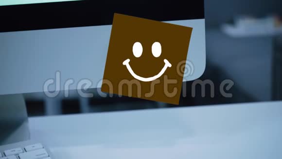 微笑的性格微笑在显示器上画贴纸视频的预览图