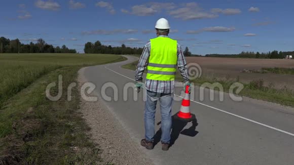 道路上有交通锥的道路施工工人视频的预览图