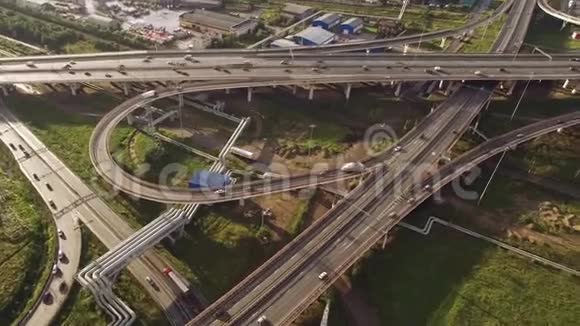 高速公路汽车交通的鸟瞰图视频的预览图