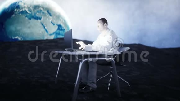 年轻忙碌的商人在月球上工作非洲男性看着桌子上笔记本电脑的屏幕创意创意视频的预览图
