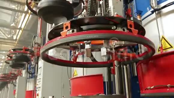 汽车车轮在工厂成型视频的预览图