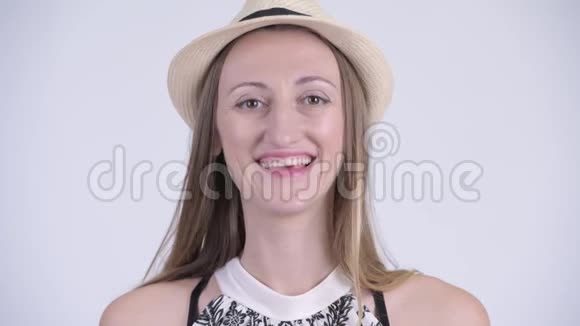 一脸快乐的金发旅游女人微笑视频的预览图