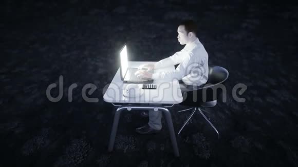 年轻忙碌的商人在月球上工作非洲男性看着桌子上笔记本电脑的屏幕创意创意视频的预览图