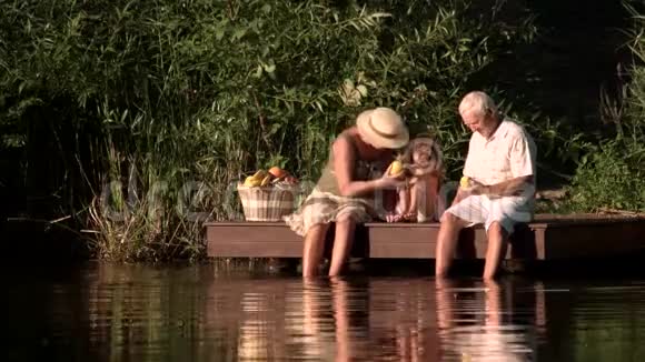 老人和孙子带着野餐篮视频的预览图