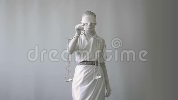 穿着石像服装的女孩一手拿着天平的白底正义女神菲米达视频的预览图