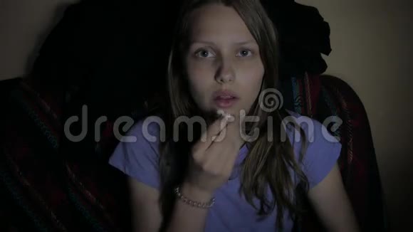 女孩在电影院看恐怖电影4UHDK视频的预览图