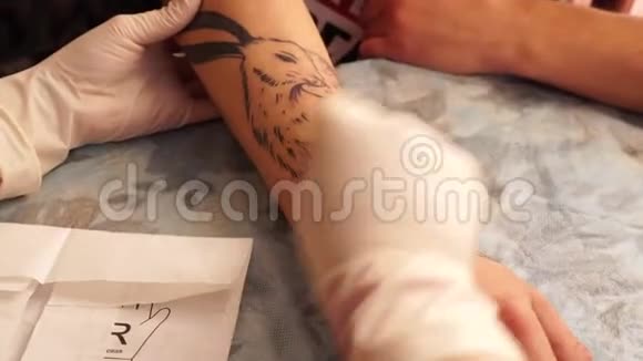 纹身去除激光一个年轻女孩用激光去除纹身视频的预览图