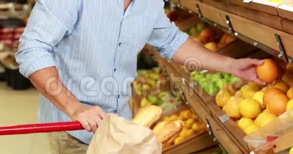 人在超市里摘水果视频的预览图