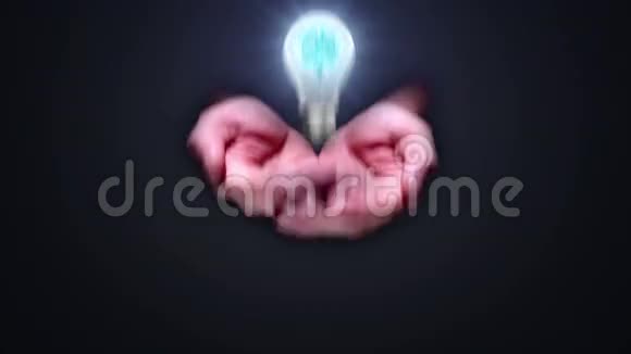 双手用大脑呈现灯泡视频的预览图