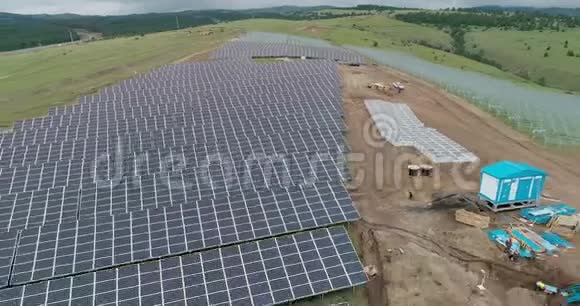 太阳能电池板能源电力建筑安装视频的预览图