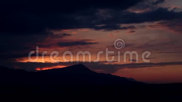 美丽的日落越过山脉很漂亮的颜色视频的预览图