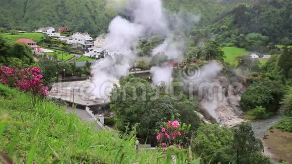 温泉与沸水在卡尔代拉斯在弗纳斯市圣米格尔岛亚速尔视频的预览图