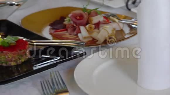 餐厅桌上的菜视频的预览图