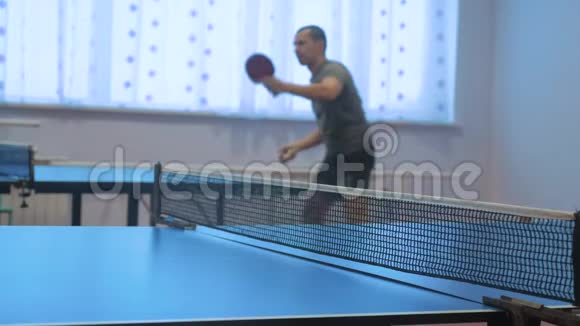 乒乓球反手概念模糊焦点男子生活方式乒乓球运动训练视频的预览图