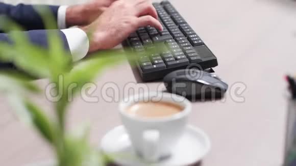 办公桌前的商人用电脑键盘视频的预览图