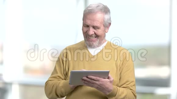 快乐老人使用电脑平板电脑视频的预览图