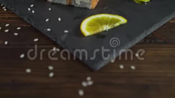 在桌子上放寿司卷视频的预览图
