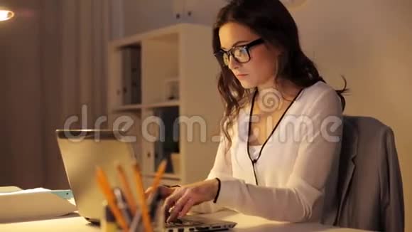 戴着笔记本电脑戴眼镜的疲惫女人视频的预览图