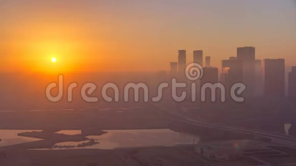 阿布扎比城市天际线日出时摩天大楼从时间推移以上视频的预览图