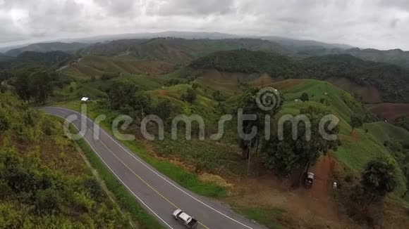 空中观景在山丘上蜿蜒的道路上行驶泰国视频的预览图