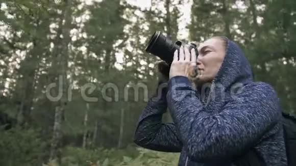 游客在森林中拍摄风景一个高加索女人近距离射击女孩在dslr上拍照视频的预览图