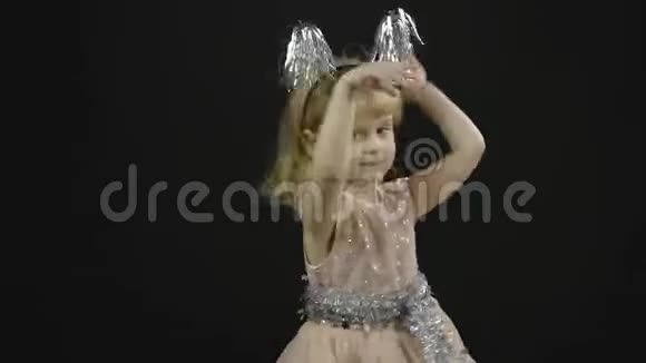 快乐美丽的小女婴穿着光滑的裙子圣诞节做鬼脸跳舞视频的预览图