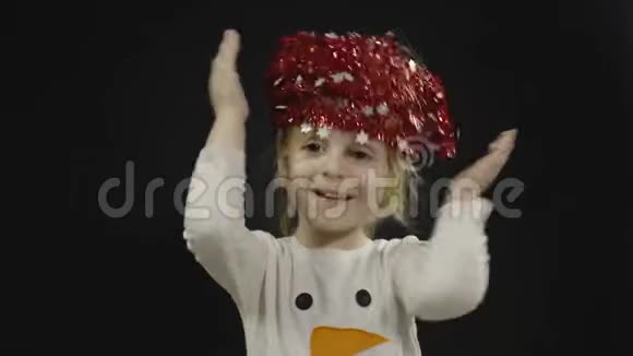 穿雪人服装的快乐美丽的宝贝女孩圣诞节做鬼脸跳舞视频的预览图