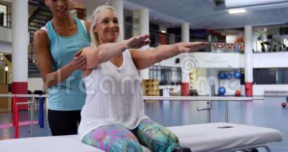 女人用假肢锻炼视频的预览图