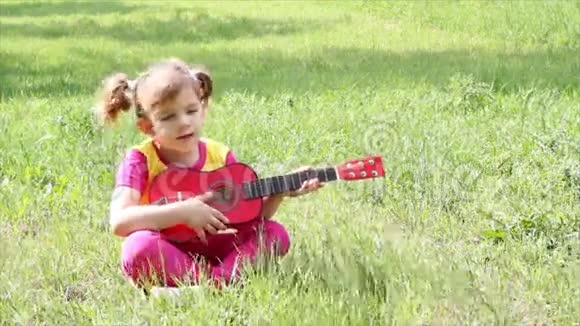 小女孩弹吉他视频的预览图