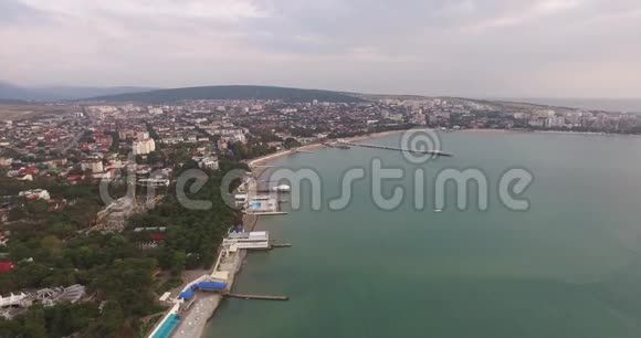 城市在山区的空中摄影背景海岸视频的预览图
