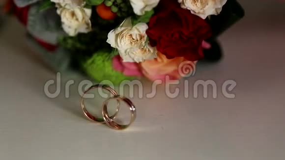 结婚戒指和结婚花束结婚戒指在花束上带有婚礼属性的安排视频的预览图