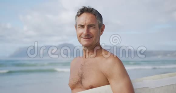沙滩上人与冲浪板的肖像视频的预览图