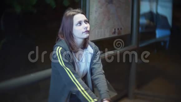 一个可爱的微笑少女在夜城街的肖像4K慢车视频的预览图