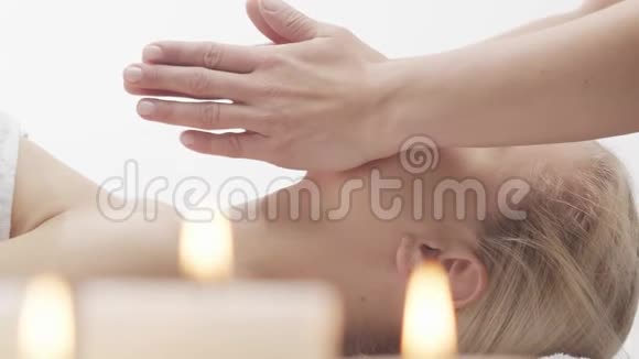 年轻美丽健康的女人在水疗沙龙传统泰式按摩疗法及护肤视频的预览图