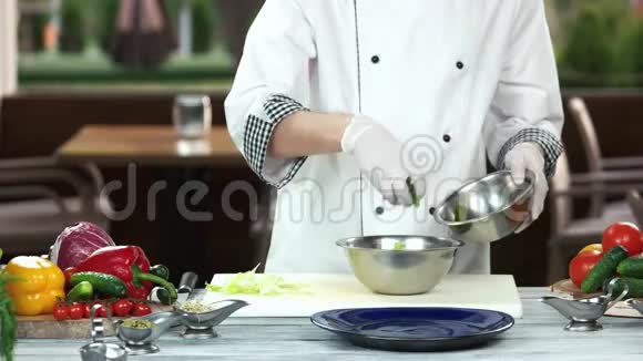 厨师准备沙拉新鲜蔬菜视频的预览图