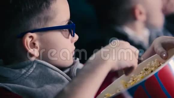 那个小男孩正在电影院吃爆米花视频的预览图
