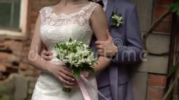 新郎从背后拥抱新娘视频的预览图