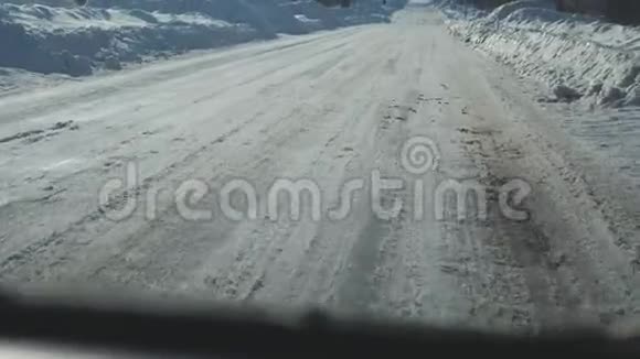汽车在冬天的路上下雪恶劣天气下危险的汽车生活方式交通恶劣天气下的道路视频的预览图